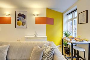 City Centre, 2 Bedroom, Secured Parking, 3 King Bed, WiFi Sleep 6 Guest Comfortable on Three King Size Beds, Jewellery Quarter , Birmingham City Centre , Allocated Secured Parking