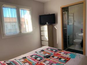 Maisons de vacances Maison Confortable avec Clim, Terrasse et Jardin - 6 Pers, Proche Lac et Plages - FR-1-319-425 : photos des chambres