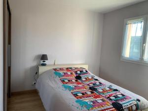 Maison Confortable avec Clim, Terrasse et Jardin - 6 Pers, Proche Lac et Plages - FR-1-319-425