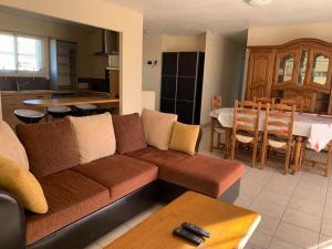 Maisons de vacances Maison Confortable avec Clim, Terrasse et Jardin - 6 Pers, Proche Lac et Plages - FR-1-319-425 : photos des chambres
