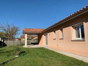 Maisons de vacances Maison Confortable avec Clim, Terrasse et Jardin - 6 Pers, Proche Lac et Plages - FR-1-319-425 : photos des chambres