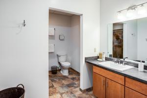 NY Style Centric Loft with King Bed by Park ave