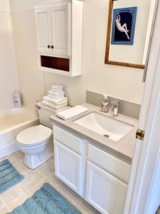 Modern & Cozy Gem ~ Walk to the Beach ~ Queen Beds