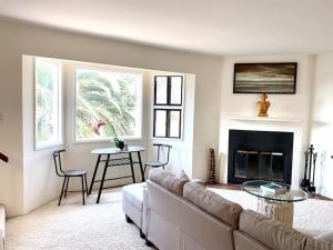 Modern & Cozy Gem ~ Walk to the Beach ~ Queen Beds