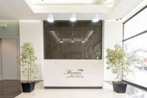 Modern Condo with pool and gym