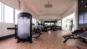 Modern Condo with pool and gym