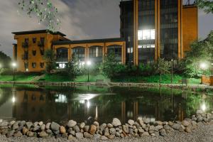 Lumina Loft Tymienieckiego with a view of the lake