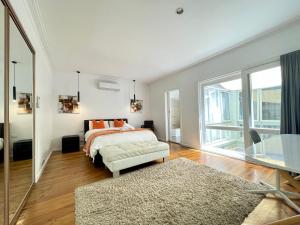 Capelink Beach House-Atop Prestigious Olivers Hill