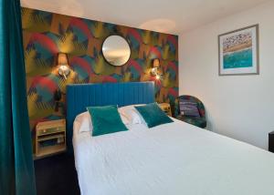 Hotels The Originals Boutique, Hotel La Colonne de Bronze, Saint-Valery-sur-Somme (Inter-Hotel) : photos des chambres