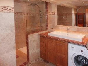 Grand Appartement 8 Pers avec Cheminée, Balcon & Wifi - Proche des Commerces - FR-1-322-348