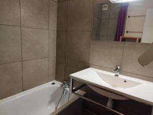 Studio lumineux 6 pers, skis aux pieds, proche commerces, palais des sports à 5 min - FR-1-262-104