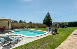 Maisons de vacances Stunning Home In Loge- Fougereuse With Outdoor Swimming Pool : photos des chambres