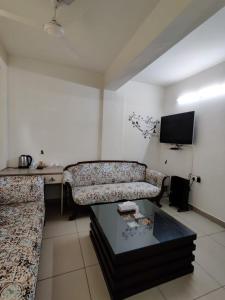 FACULTY HOUSE- Cosy Lounge Near Expo Mart