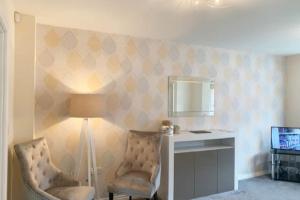 SPACIOUS DETACHED 5 Bedroom4 Bathroom WIFI Parking