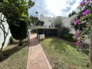 Estepona - Playa - 2 dormitorios con terraza y jardín al lado del mar Jo6
