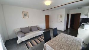 Apartment in Ljubac with sea view, balcony, air conditioning, WiFi 809-3