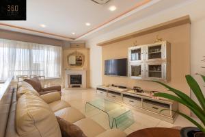 LUX VILLA with amazing BBQ, Pool Area & WIFI by 360 Estates