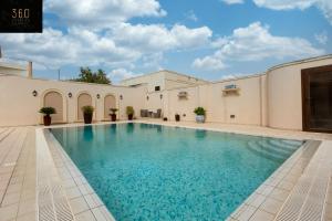 LUX VILLA with amazing BBQ, Pool Area & WIFI by 360 Estates