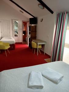 Hotels Hotel Saint Amant : Chambre Familiale avec Vue sur la Cour