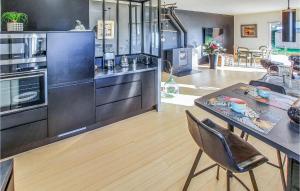 Maisons de vacances Beautiful Home In Moelan-Sur-Mer : photos des chambres