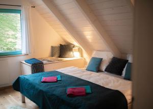 Chalúpka OPAL a Chalupa ACHAT na lúke LukaHuta ChaletStiavnica Banská Štiavnica na samote - samoobslužný prístup cez PIN-kód NONSTOP