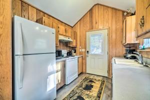 Grill and Fire Pit Peaceful Sevierville Cabin!