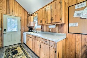 Grill and Fire Pit Peaceful Sevierville Cabin!