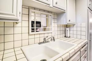 Steps to Pool and Spa Palm Desert Condo