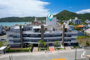 Apartamento com 03 dormitórios meia quadra do mar