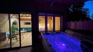 B&B / Chambres d'hotes L'Antoinette chalet sur pilotis en bord de Saone avec spa privatif : photos des chambres