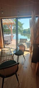 B&B / Chambres d'hotes L'Antoinette chalet sur pilotis en bord de Saone avec spa privatif : photos des chambres