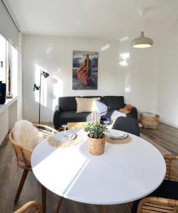 BOHO APARTMENT: NETFLIX + BALCONY + BATHTUB