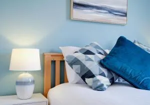 Lovely 4 Bedroom London Home with Free Parking, Garden, WiFi By Roost Accommodation - 泰丁敦