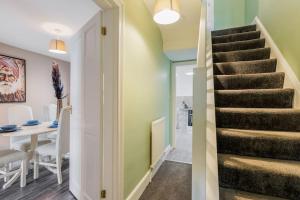 Weekly Monthly deal-4 Beds-Large House-Driveway By Lima Apartments LTD