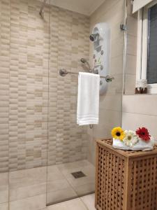 Cheerful 3 bedroom town house with garage free parking inside or outside with back yard and roof