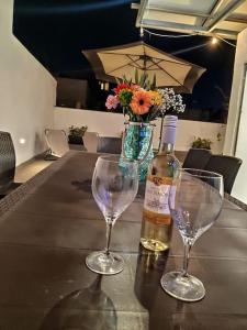 Cheerful 3 bedroom town house with garage free parking inside or outside with back yard and roof