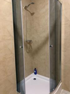 Modern & cozy apartment near hockey & football arena