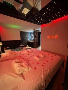 Love hotels Suite Etoilee romantique jacuzzi : photos des chambres