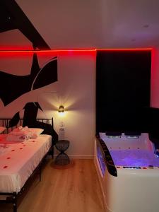 Love hotels Suite Etoilee romantique jacuzzi : photos des chambres