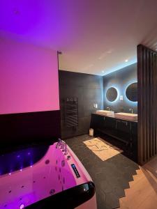 Love hotels Suite Etoilee romantique jacuzzi : photos des chambres