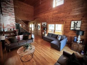 HGTV Log Cabin near Lake Willoughby, Burke, Jaypeak ang Kingdom Trails
