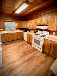 HGTV Log Cabin near Lake Willoughby, Burke, Jaypeak ang Kingdom Trails