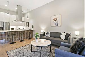 Modern 1BR Chicago Apartment - Crosby 204