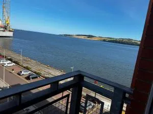 River View Apartment - Central Dundee - Free Private Parking - Sky & TNT Sports - Lift Access - Superfast WIFI - Quiet Neighbourhood - 2 Bathrooms - Amazing Views - Balcony & Courtyard - Long Stays Welcome - Angus