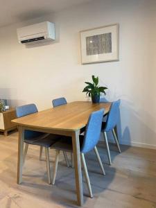 Central Canberra City apartment with study and full amenities including parking