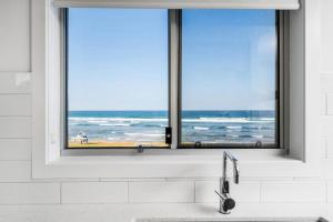 Absolute Beachfront Apartment 4T