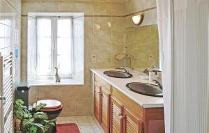 Maisons de vacances Beautiful Home In Pleudaniel With Outdoor Swimming Pool : photos des chambres