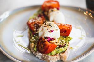 Lilyturf - 2 Bedroom Luxury Apartment by Mint Stays