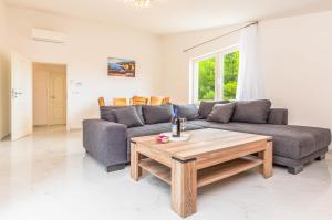 Paramount Apartments