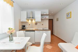 Apartment Snjezana 1064 